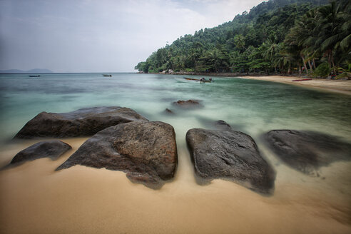 Malaysia, Tioman Island, beach with boulders - DSGF000801