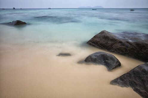 Malaysia, Insel Tioman, Strand mit Felsbrocken - DSGF000301