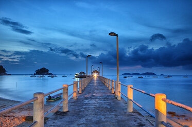 Malaysia, Insel Tioman, Abenddämmerung bei Salang - DSGF000825