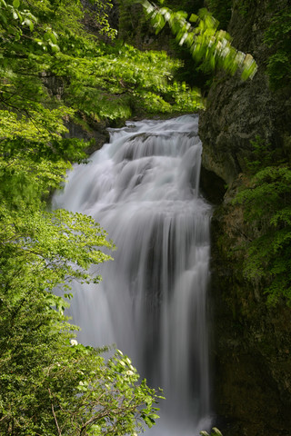 Spanien, Ordesa-Nationalpark, Wasserfall des Flusses Arazas, lizenzfreies Stockfoto