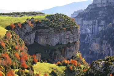 Spanien, Ordesa-Nationalpark, Berglandschaft mit Schlucht - DSGF000443