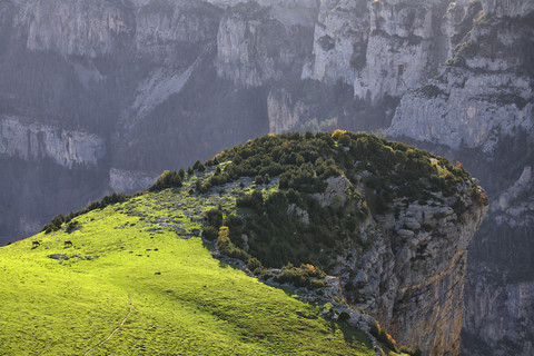 Spanien, Ordesa-Nationalpark, Berglandschaft mit Schlucht, lizenzfreies Stockfoto