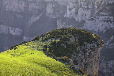 Spanien, Ordesa-Nationalpark, Berglandschaft mit Schlucht - DSGF000444