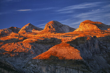 Spanien, Ordesa-Nationalpark, Berglandschaft bei Sonnenuntergang - DSGF000447