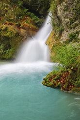 Spanien, Navarra, Naturpark Urbasa-Andia, Urederra, Wasserfall - DSGF000829