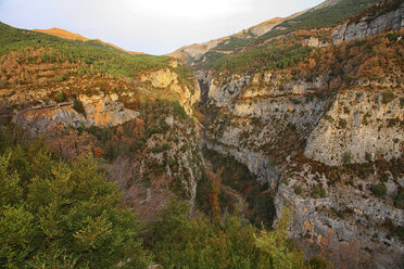 Spanien, Ordesa-Nationalpark, Berglandschaft mit Schlucht - DSGF000457