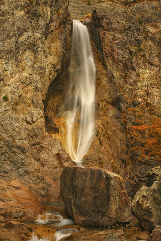 Spanien, Ordesa-Nationalpark, Wasserfall, lizenzfreies Stockfoto
