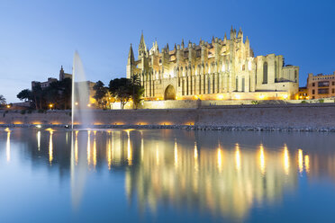 Spain, Balearic Islands, Mallorca, Palma de Mallorca, La Seu Cathedral in the evening light - MSF004308