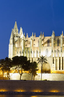 Spanien, Balearische Inseln, Mallorca, Palma de Mallorca, Kathedrale La Seu im Abendlicht - MSF004309