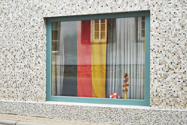 Deutsche Flagge und Fußball im Fenster - BSCF000442