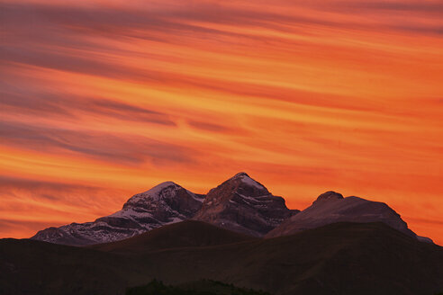 Spanien, Ordesa-Nationalpark, Monte Perdido-Massiv bei Sonnenuntergang - DSGF000535