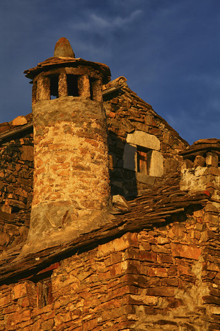 Spanien, Provinz Huesca, Puertolas, Steinhaus im Bergdorf Bestue, lizenzfreies Stockfoto