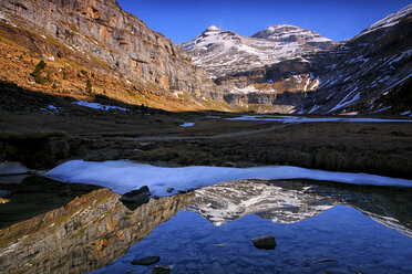 Spain, Ordesa National Park, mountainscape with pond - DSGF000540