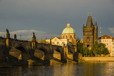 Czech Republic, Prague, Charles Bridge over Vltava - WGF000478