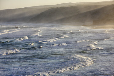 Portugal, Carrapateira, Strand von Bordeira bei Flut - DSGF000832