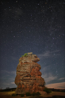Spanien, Kastilien-La Mancha, Chequilla, Felsformationen unter Sternenhimmel - DSGF000552