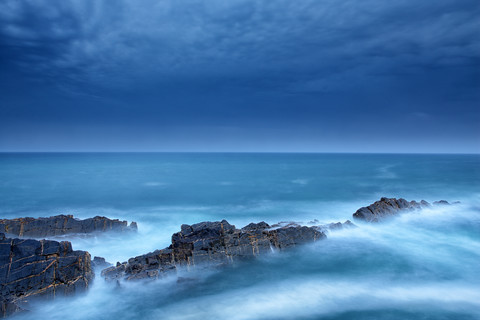 Portugal, Alentejo, Felsen an der Küste, lizenzfreies Stockfoto