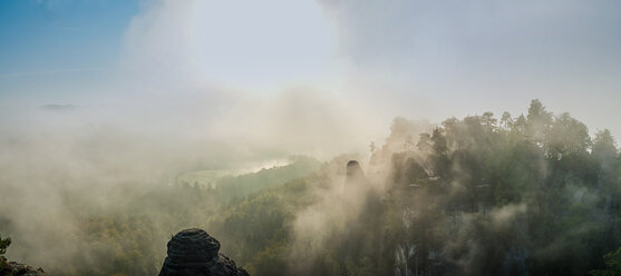 Deutschland, Sachsen, Sächsische Schweiz, Nationalpark, Bastei-Felsformation, Blick auf Elbtal und Elbe - MJF001364