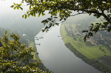 Deutschland, Sachsen, Sächsische Schweiz, Nationalpark, Bastei-Felsformation, Blick auf Elbtal und Elbe - MJF001372