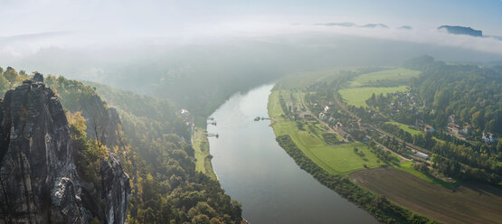 Deutschland, Sachsen, Sächsische Schweiz, Nationalpark, Bastei-Felsformation, Blick auf Elbtal und Elbe, Panorama - MJF001373