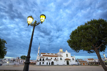 Spanien, Andalusien, Provinz Huelva, Nationalpark Donana, Dorf und Kirche El Rocio in der Abenddämmerung - DSGF000842