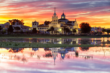 Spanien, Andalusien, Provinz Huelva, Nationalpark Donana, Dorf und Kirche El Rocio in der Abenddämmerung - DSGF000419