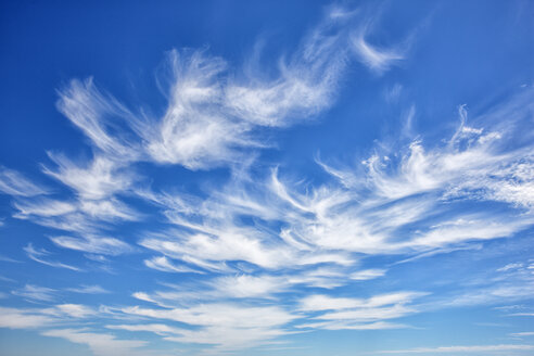 Portugal, Zirruswolken am blauen Himmel - DSGF000846