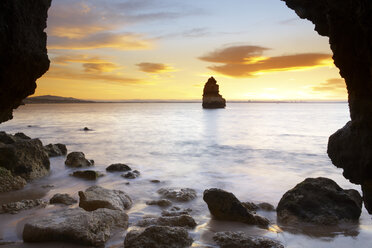 Portugal, Algarve, Lagos, Felsformationen am Strand - DSGF000856