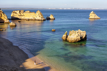 Portugal, Algarve, Tourists at beach at Atlantic coast - DSGF000499