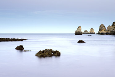 Portugal, Algarve, Felsformationen an der Atlantikküste im Abendlicht - DSGF000511