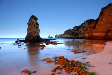 Portugal, Algarve, Felsformationen an der Atlantikküste im Abendlicht - DSGF000512