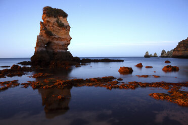 Portugal, Algarve, Felsformationen an der Atlantikküste im Abendlicht - DSGF000514