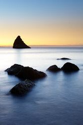 Portugal, Algarve, Felsformationen an der Atlantikküste im Abendlicht - DSGF000515