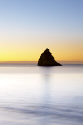 Portugal, Algarve, Felsformationen an der Atlantikküste im Abendlicht - DSGF000519