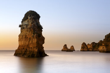 Portugal, Algarve, Felsformationen an der Atlantikküste im Abendlicht - DSGF000520