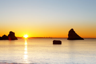 Portugal, Algarve, Felsformationen an der Atlantikküste im Abendlicht - DSGF000525