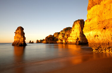 Portugal, Algarve, Rock formations at Atlantic coast in evening light - DSGF000526