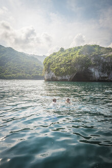 Mexiko, Banderas Bay, Menschen beim Schwimmen im Los Arcos National Marine Park - ABAF001496