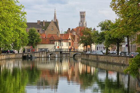 Belgien, Brügge, Kirchen, die sich in Grachten spiegeln - DSGF000565