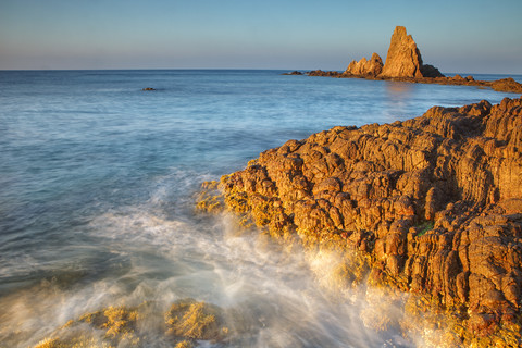 Spanien, Almeria, Arrecife de las Sirenas im Naturpark Cabo de Gata Nijar, lizenzfreies Stockfoto