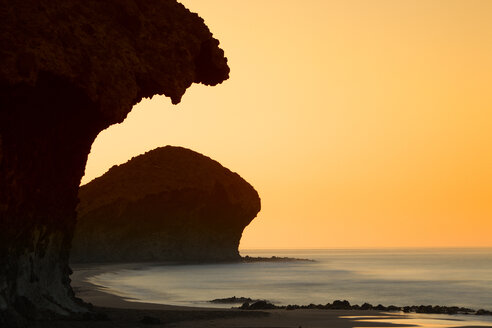 Spanien, Sonnenaufgang am Strand von Monsul im Naturpark Cabo de Gata - DSGF000571