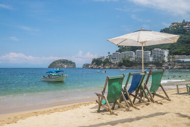 Mexiko, Banderas Bay, Mismaloya Beach mit drei Liegestühlen - ABA001500