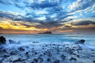 Spanien, Ibiza, Cala Comte zur blauen Stunde - DSGF000579