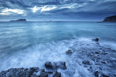 Spanien, Ibiza, Cala Comte zur blauen Stunde - DSGF000581