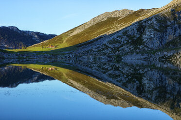 Spanien, Spiegelung der Picos de Europa im Enol-See - DSGF000507