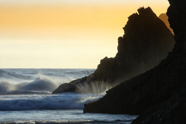 Spanien, Asturien, Playa de Andrin bei Sonnenuntergang - DSGF000523