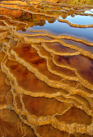 Spanien, Huelva, Wasserreflexionen im Rio Tinto, lizenzfreies Stockfoto