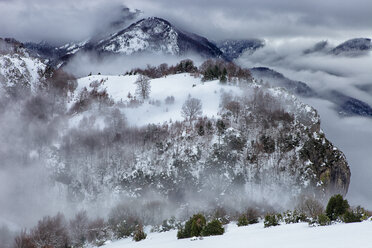 Spanien, Navarra, Roncal-Tal, Nebel in den Bergen - DSGF000650