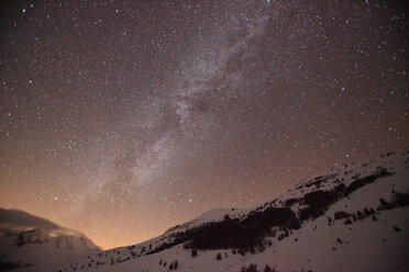 Spanien, Navarra, Roncal-Tal, Sternenhimmel über schneebedeckten Bergen - DSGF000655