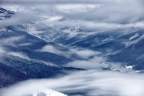 Spanien, Navarra, Roncal-Tal, Nebel in den Bergen, lizenzfreies Stockfoto